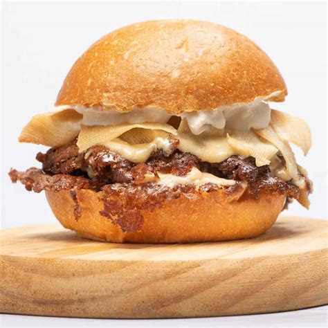 Plato de Burger de la casa mostrando la combinación de ingredientes de estilo alemán y sudamericano