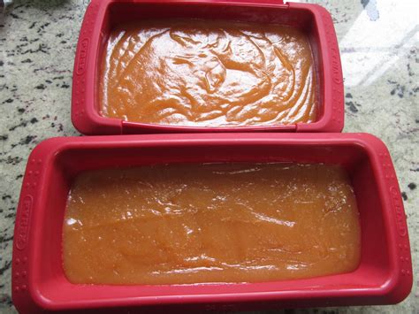 Dulce de membrillo en moldes, recién vertido