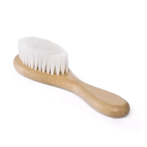 Infografía comparativa: herramientas recomendadas (cepillo de cerdas suaves, espátula) vs. productos naturales (bicarbonato, vinagre).