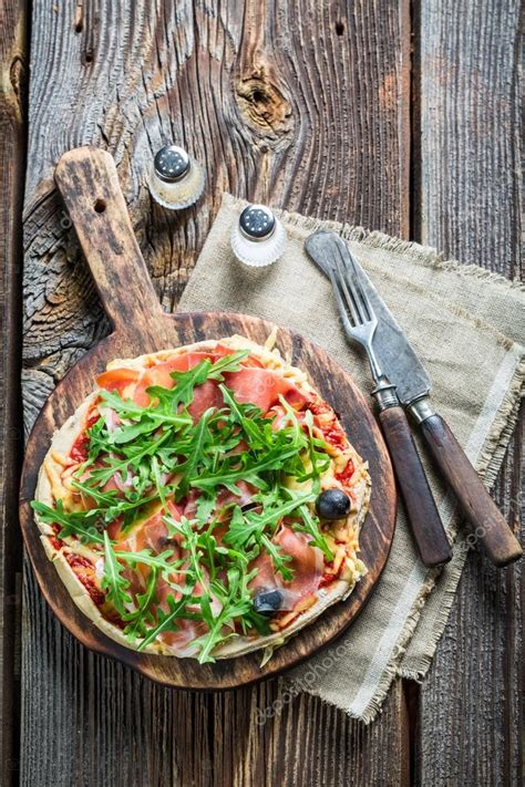 Fotografía de una pizza artesanal recién horneada lista para ser entregada a domicilio