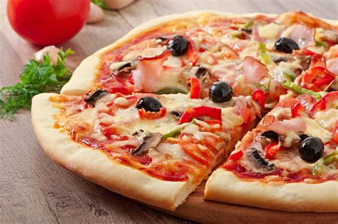 Infografía comparativa de los ingredientes de las pizzas más populares: Hawaiana, Pepperoni y Vegetariana