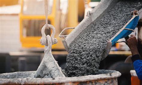 Infografía comparando diferentes tipos de concreto preparado: autocompactante, alta resistencia, etc., con sus aplicaciones típicas.