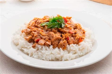 Plato de arroz con atún y vegetales frescos servido en un tazón