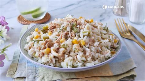 Ensalada de arroz con atún, maíz y pimientos sobre una mesa de madera