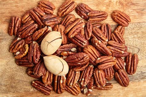 Fotografía detallada de los ingredientes principales: pecanas, albaricoques, yemas y azúcar.