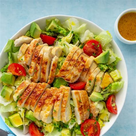 Ensalada de calabacín espiralizado con brócoli, pimientos y cebolla, con un aderezo de limón.