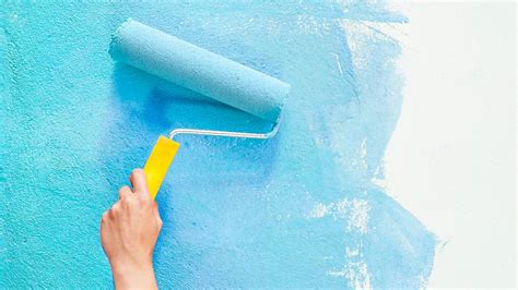 Foto de una pared con pintura ampollada o soplada