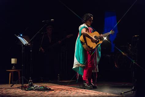 Fotografía artística de Camila Moreno durante una presentación en vivo capturando su estilo ecléctico.
