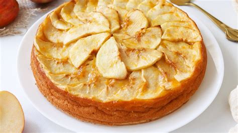 Imagen de una torta tibia de manzanas con canela recién salida del horno.