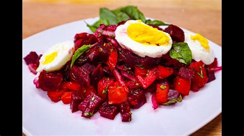 Imagen de una ensalada colorida con remolacha, zanahoria y trozos de manzana.