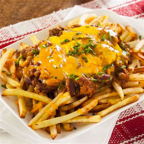Foto de una chorrillana abundante con papas fritas y carne