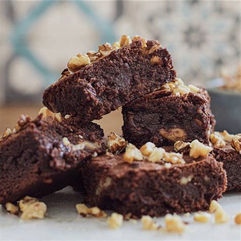 Imagen de brownie saludable recién horneado con nueces y una textura húmeda.