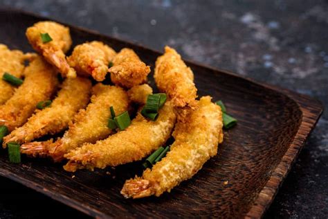 Plato de camarones empanizados dorados y crujientes, listos para servir