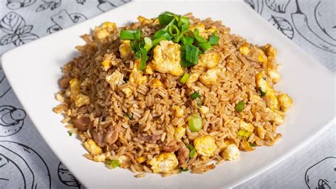Imagen: Plato colorido de arroz chaufa con abundantes vegetales frescos y trozos de proteína magra