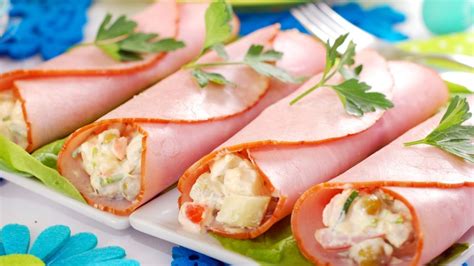 Rollitos de jamón y queso con pavo recién horneados en una bandeja