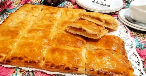 Empanada dulce de manzana y cabello de ángel cortada en porciones, mostrando el relleno