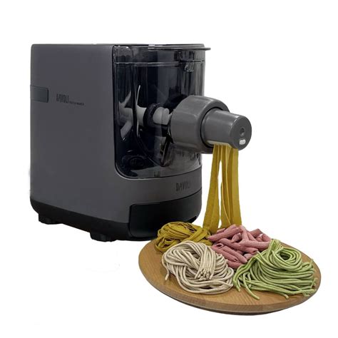Fotografía técnica: uso de la máquina de pasta y corte de tallarines.