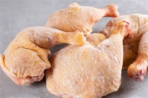 Ilustración comparando pollo crudo con hueso oscuro y pollo cocido seguro con hueso oscuro.
