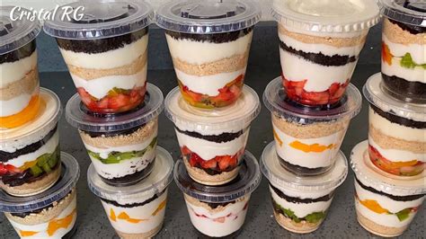 fotografía de diversos postres envasados para delivery