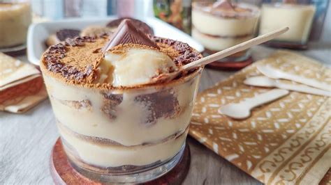Imagen de un postre de crema de Maizena en capas de chocolate y vainilla.