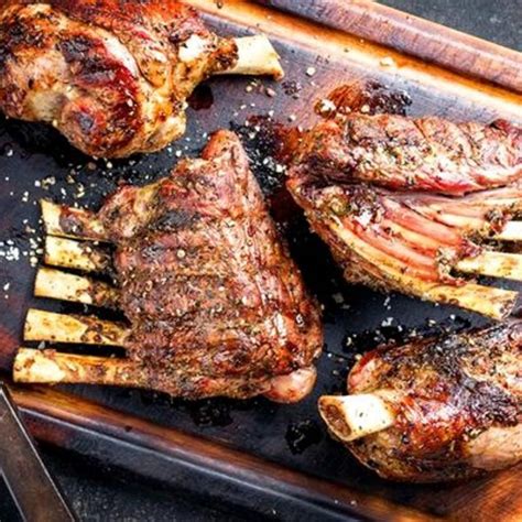 Fotografía de una fuente de barro con chivo al horno perfectamente dorado y con salsa reducida