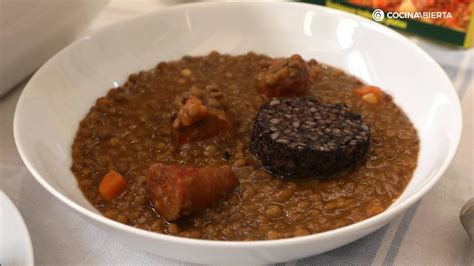 Imagen de un plato de lentejas con morcilla, mostrando la textura apetitosa del plato.