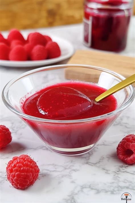 Salsa de frambuesa en un recipiente
