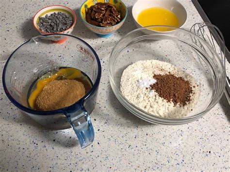 Fotografía de los ingredientes secos y húmedos mezclándose para formar la masa de galleta.