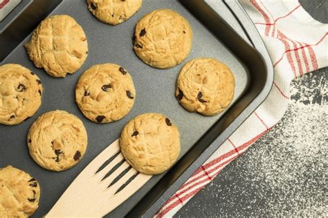 Primer plano de galletas de tren recién horneadas y frías, listas para ser ensambladas.