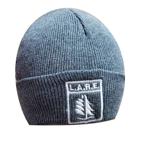 Fotografía de estilo de vida mostrando un gorro de lana color rosa pastel combinado con una bufanda neutra en un entorno invernal