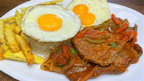 Plato servido de bistec de carne al estilo ecuatoriano con su guarnición de arroz y ensalada