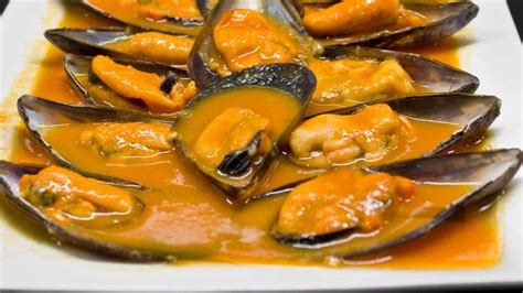 Mejillones frescos en su concha antes de cocinar