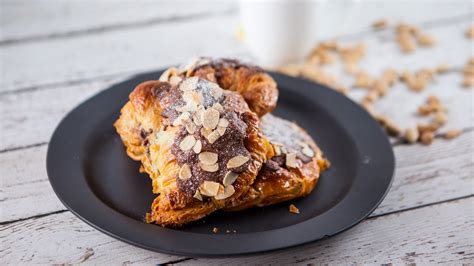 Croissants de chocolate y almendras