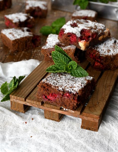 Brownie de chocolate blanco con frambuesas y trozos de chocolate