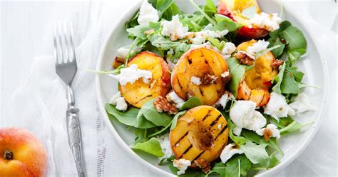 Plato de ensalada de duraznos, rúcula y queso feta.