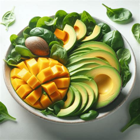 Plato de ensalada de mango y aguacate con canónigos.