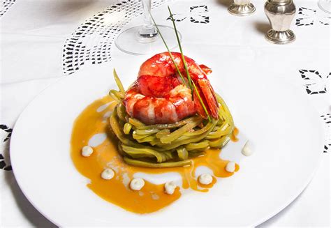 Plato de ensalada templada de carabineros con huevo poché.