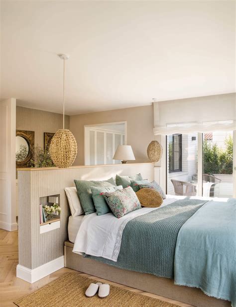 dormitorio decorado con cojines salmón y una pared azul
