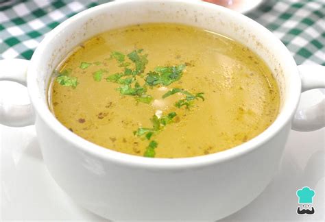 Plato de consomé con brunoise y cilantro picado