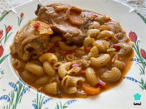 Imagen de un plato de guiso con queso recién preparado