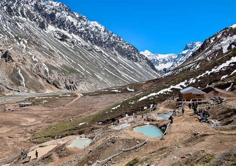 Foto panorámica de KO Eventos en el Cajón del Maipo con sus jardines y paisajes andinos de fondo