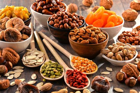 Variedad de frutos secos, semillas y frutas deshidratadas para barritas de cereal
