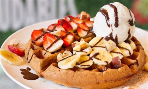 Imagen de un bubble waffle terminado con helado y frutas
