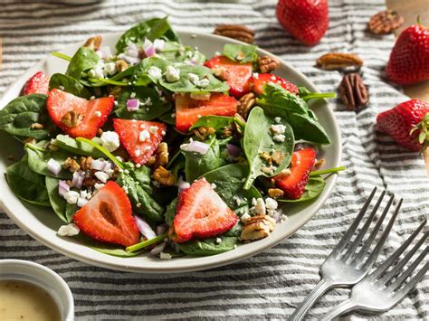 Ensalada vibrante con fresas y semillas