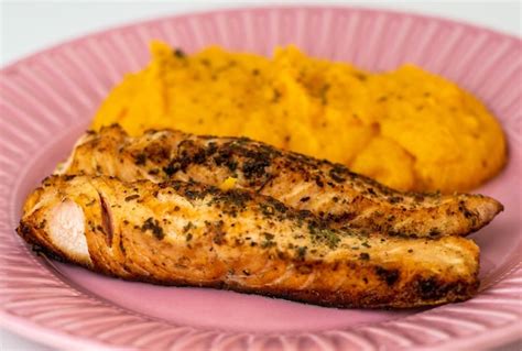 Plato de salmón con puré de zanahoria y guarnición