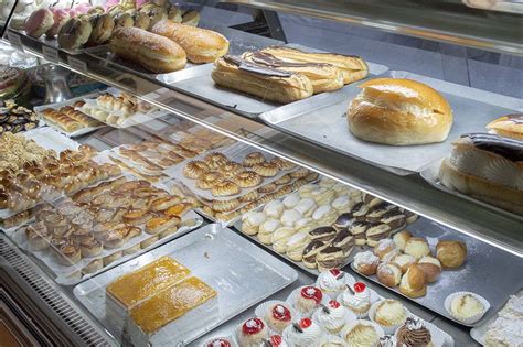 Exhibición de productos de pastelería artesanal en La Nueva Buenos Aires de Río Cuarto