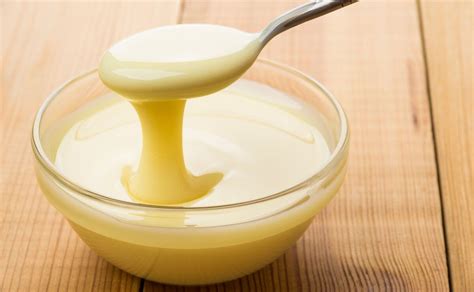 Foto de tarros de leche condensada cocinándose para hacer manjar
