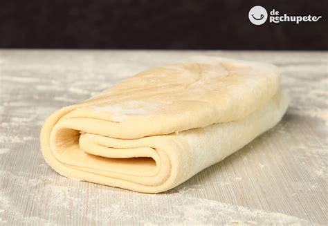Imagen de masa de hojaldre extendiéndose con rodillo