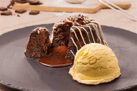 Volcán de chocolate servido con una bola de helado de vainilla