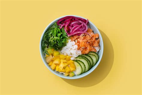 Ilustración de un poke bowl moderno con diversos ingredientes coloridos